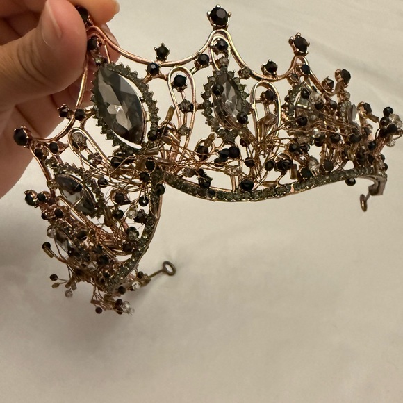 Elegant Black Crystal and Rose Gold Crown - Picture 8 of 8